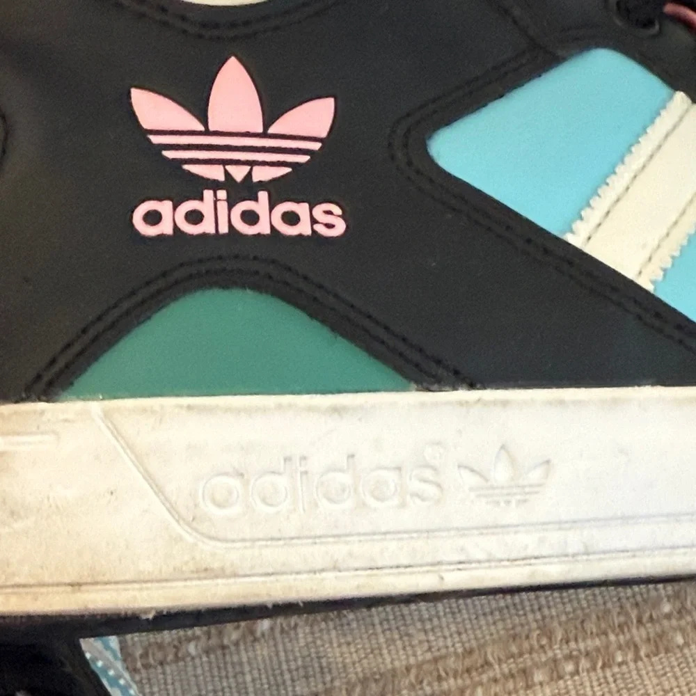 Adidas Originals Hard Court High J sneakers in a multicolor colorway Size 4youth